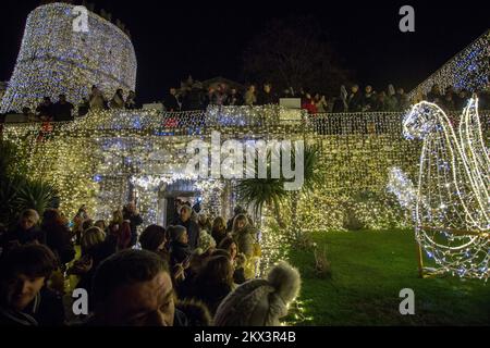 09.12.2017., Rijeka - le luci di Natale sono accese a Trsatska Gradina a Rijeka. Foto: Nel Pavletic/PIXSELL Foto Stock