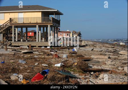 L'uragano Ike, Galveston Island, Texas, 20 settembre 2008 i detriti costellano il litorale nei quartieri adiacenti al Golfo del Messico a seguito dell'uragano Ike. I residenti dovrebbero tornare nella zona più tardi nella settimana per vedere la loro proprietà. Galveston Island, Texas, 20 settembre 2008-- detriti linee il litorale nei quartieri adiacenti al Golfo dopo l'uragano Ike. Fotografie relative a disastri e programmi, attività e funzionari di gestione delle emergenze Foto Stock