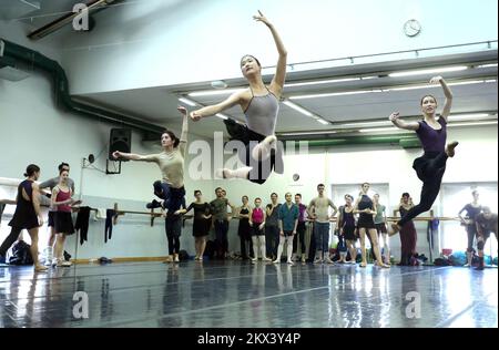 16.02.2017., Croazia, Zagabria - il Teatro Nazionale Croato ha tenuto prove di ensemble balletto del Lago di Swan. Foto: Sanjin Strukic/PIXSELL Foto Stock