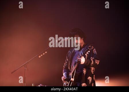 Napoli, Italia. 28th Nov 2022. La Verdena in concerto al Teatro Palapartenope di Napoli. (Foto di Lorenza Calafati/Pacific Press) Credit: Pacific Press Media Production Corp./Alamy Live News Foto Stock