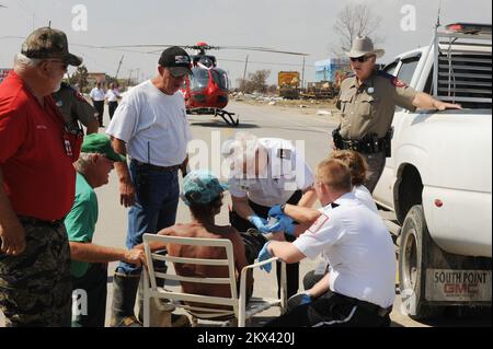 Hurricane Ike, Crystal Beach, 22 settembre 2008 i lavoratori locali di emergenza aiutano un residente che ha bisogno di cure mediche. Il residente che ha perso la sua casa a causa dell'uragano Ike deve essere trasportato fuori della zona per l'attenzione medica. Crystal Beach, 22 settembre 2008 --il personale locale di emergenza lavora su un residente locale che ha bisogno di cure mediche. Il residente che ha perso la sua casa a causa dell'uragano Ike deve essere trasportato fuori della zona per l'attenzione medica. Fotografie relative a disastri e programmi, attività e funzionari di gestione delle emergenze Foto Stock