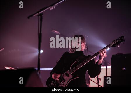 Napoli, Italia. 28th Nov 2022. La Verdena in concerto al Teatro Palapartenope di Napoli. (Foto di Lorenza Calafati/Pacific Press) Credit: Pacific Press Media Production Corp./Alamy Live News Foto Stock