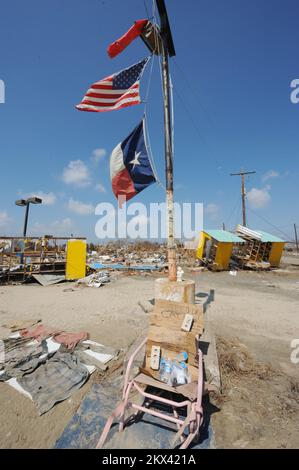 Hurricane Ike, Crystal Beach, 22 settembre 2008 Una sedia con un segno che chiede aiuto nella penisola di Bolivar dove molte strutture sono state distrutte a causa dell'uragano Ike. Crystal Beach, 22 settembre 2008 -- Una sedia con un cartello che chiede aiuto nella penisola Bolivar dove molte strutture sono state distrutte a causa dell'uragano Ike. Fotografie relative a disastri e programmi, attività e funzionari di gestione delle emergenze Foto Stock