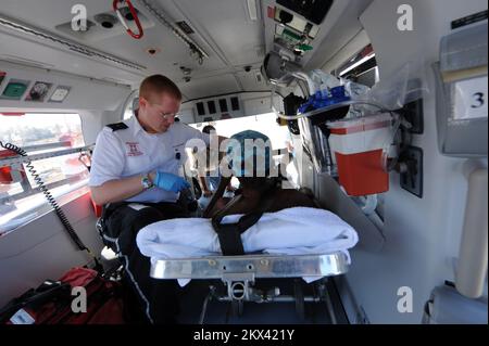 Hurricane Ike, Crystal Beach, 22 settembre 2008 Jeremiah Curda un'infermiera di volo di vita con il Memorial Hermann Hospital prepara un paziente per il volo di vita mentre il residente è stato portato fuori dalla zona che è stata colpita dall'uragano Ike. Crystal Beach, 22 settembre 2008 -- Jeremiah Curda un'infermiera di volo di vita con il Memorial Hermann Hospital prepara un paziente per il volo di vita mentre il residente è stato portato fuori dalla zona che è stata colpita dall'uragano Ike. Fotografie relative a disastri e programmi, attività e funzionari di gestione delle emergenze Foto Stock