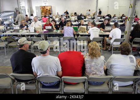 Hurricane Ike, Houston, Texas, 23 settembre 2008 il flusso di candidati è continuo, ma il grande staff della FEMA li tiene al centro di recupero di emergenza sulla base della Guardia Nazionale di Ellington Air. Altre organizzazioni governative della RDC includono la SBA, l'IRS e diversi dipartimenti dello stato del Texas. Fotografie relative a disastri e programmi, attività e funzionari di gestione delle emergenze Foto Stock