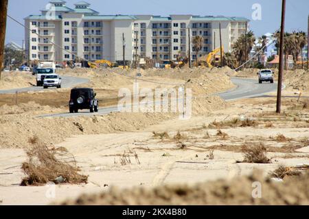 Uragano/tempesta tropicale - Galveston, Texas, 30 settembre 2008 - sabbia depositata sulle strade durante l'uragano Ike sull'isola di Galveston è stata rimossa dalla strada e accatastata sul lato. Gli equipaggi stanno raccogliendo e trasportando la sabbia di nuovo alle spiagge. Robert Kaufmann/FEMA. Texas Hurricane Ike. Fotografie relative a disastri e programmi di gestione delle emergenze, attività e funzionari Foto Stock