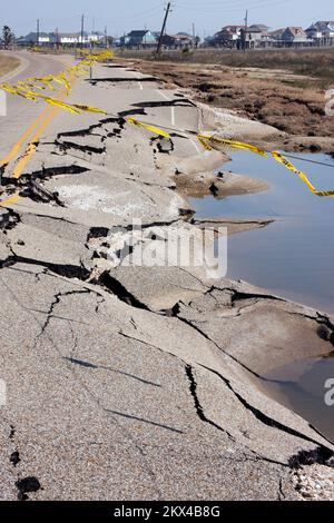 Uragano/tempesta tropicale - Galveston, Texas, 30 settembre 2008 il terreno sotto la pavimentazione stradale è stato lavato via dall'impennata dell'uragano Ike che ha causato il crollo della strada. Chilometri di questa autostrada di Galveston Island sono distrutti e completamente lavati via. Robert Kaufmann/FEMA. Texas Hurricane Ike. Fotografie relative a disastri e programmi di gestione delle emergenze, attività e funzionari Foto Stock