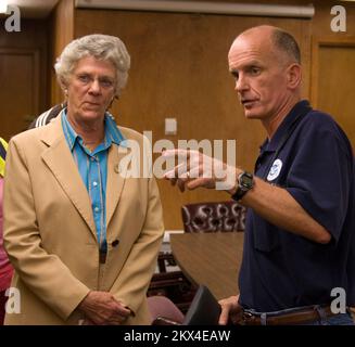 Uragano/tempesta tropicale - Galveston, Texas, 6 ottobre 2008 il direttore della filiale della FEMA Gerry Stolar incontra il sindaco di Galveston Lyda Ann Thomas riguardo alla ripresa dell'isola in seguito all'uragano Ike. La tempesta ha causato gravi danni causati dal vento e dalle inondazioni in tutta la costa sud-orientale del Texas quando ha fatto sbarco il 13th settembre 2008. Texas Hurricane Ike. Fotografie relative a disastri e programmi di gestione delle emergenze, attività e funzionari Foto Stock