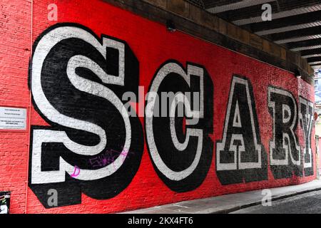 Spaventoso dipinto sulla parete sotto il ponte ferroviario su Rivington Street, Shoreditch, Londra Foto Stock