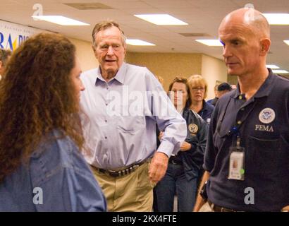 Uragano/tempesta tropicale - Galveston, Texas, 14 ottobre 2008 l'ex presidente George H. W. Bush fa un tour nel centro di recupero dei disastri di Galveston con il direttore della filiale della FEMA Gerry Stolar. La FEMA ha aperto la struttura in risposta all'uragano Ike, che ha fatto un atterraggio in Texas il 13th settembre. Foto: Samir Valeja/FEMA. Texas Hurricane Ike. Fotografie relative a disastri e programmi di gestione delle emergenze, attività e funzionari Foto Stock