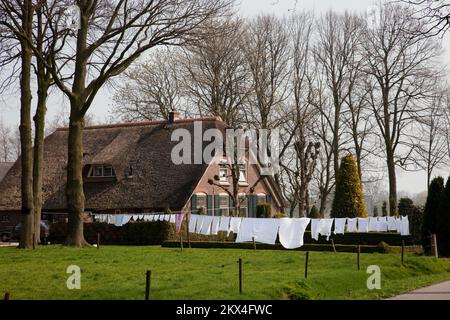 Paesi Bassi - bucato pulito che asciuga fuori di una casa colonica. Foto Stock