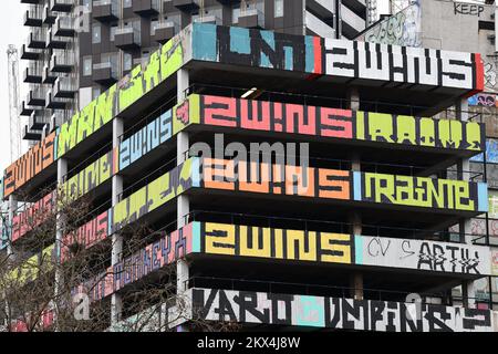 Graffiti e Street art coperto parcheggio a più piani con lavori del 2wins a Shoreditch, Londra Foto Stock