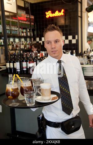Olanda, cameriere con bevande e caffè su un vassoio Foto Stock