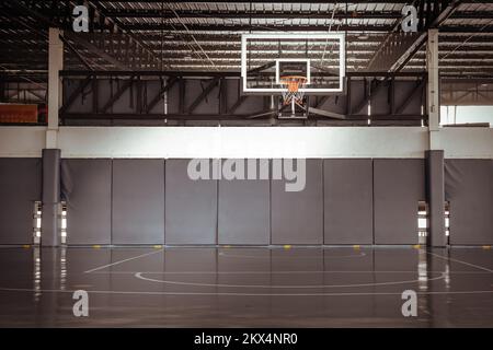 Bangkok, Thailandia - 10 ottobre 2020 : campi da pallacanestro sul tetto dell'edificio del parcheggio. Vista sul backboard in fibra di vetro da basket con basketbal arancione Foto Stock