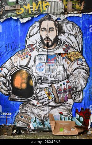 Incolla l'astronauta di Street art su un muro a Shoreditch London Foto Stock