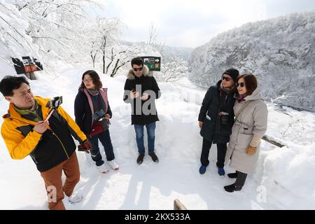 28.02.2018., Laghi di Plitvice, Croazia - quasi metro e mezzo di neve e una temperatura di meno 10 gradi Celsius creano un bellissimo idillio invernale. Un gruppo di turisti gode di cascate e laghi ricoperti di ghiaccio, ma molte cascate sono inaccessibili a causa della neve alta. Foto: Kristina Stedul Fabac/PIXSELL Foto Stock