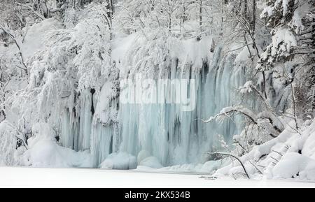 28.02.2018., Laghi di Plitvice, Croazia - quasi metro e mezzo di neve e una temperatura di meno 10 gradi Celsius creano un bellissimo idillio invernale. Un gruppo di turisti gode di cascate e laghi ricoperti di ghiaccio, ma molte cascate sono inaccessibili a causa della neve alta. Foto: Kristina Stedul Fabac/PIXSELL Foto Stock