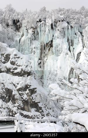 28.02.2018., Laghi di Plitvice, Croazia - quasi metro e mezzo di neve e una temperatura di meno 10 gradi Celsius creano un bellissimo idillio invernale. Un gruppo di turisti gode di cascate e laghi ricoperti di ghiaccio, ma molte cascate sono inaccessibili a causa della neve alta. Foto: Kristina Stedul Fabac/PIXSELL Foto Stock