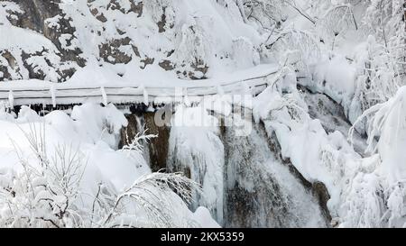 28.02.2018., Laghi di Plitvice, Croazia - quasi metro e mezzo di neve e una temperatura di meno 10 gradi Celsius creano un bellissimo idillio invernale. Un gruppo di turisti gode di cascate e laghi ricoperti di ghiaccio, ma molte cascate sono inaccessibili a causa della neve alta. Foto: Kristina Stedul Fabac/PIXSELL Foto Stock