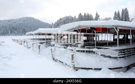 28.02.2018., Laghi di Plitvice, Croazia - quasi metro e mezzo di neve e una temperatura di meno 10 gradi Celsius creano un bellissimo idillio invernale. Un gruppo di turisti gode di cascate e laghi ricoperti di ghiaccio, ma molte cascate sono inaccessibili a causa della neve alta. Foto: Kristina Stedul Fabac/PIXSELL Foto Stock