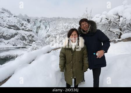 28.02.2018., Laghi di Plitvice, Croazia - quasi metro e mezzo di neve e una temperatura di meno 10 gradi Celsius creano un bellissimo idillio invernale. Un gruppo di turisti gode di cascate e laghi ricoperti di ghiaccio, ma molte cascate sono inaccessibili a causa della neve alta. Foto: Kristina Stedul Fabac/PIXSELL Foto Stock