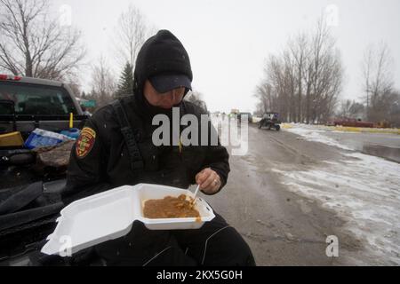 Diga/Levee Break temperature estreme allagamento tempesta d'inverno - Moorhead, Minn. , 30 marzo 2009 gli operatori di salvataggio e gli ufficiali di polizia locali si fermeranno dal lavoro a temperature gelide per recuperare un pranzo caldo consegnato dall'Esercito di salvezza. Andrea Booher/FEMA. Minnesota gravi tempeste e inondazioni. Fotografie relative a disastri e programmi, attività e funzionari di gestione delle emergenze Foto Stock