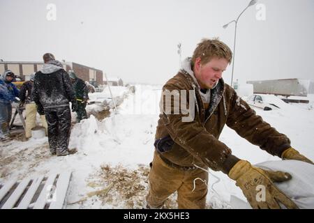 Diga/Levee Break temperature estreme allagamento tempesta d'inverno - Moorhead, Minn. , Il 30 marzo 2009 i volontari hanno impostato il funzionamento del sacco di sabbia nel parcheggio del Minnesota Technical College a seguito dell'allagamento del Red River. Andrea Booher/FEMA. Minnesota gravi tempeste e inondazioni. Fotografie relative a disastri e programmi, attività e funzionari di gestione delle emergenze Foto Stock