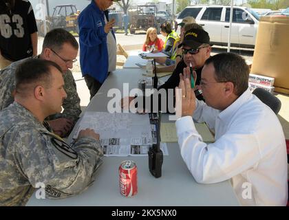 Grave tempesta Tornado - Mena, Ark. , 11 aprile 2009 diversi membri della Guardia Nazionale dell'Arkansas (a sinistra) conferiscono ai funzionari della città che presiedono il posto di comando istituito per coordinare le attività che affrontano i danni causati alla città di Mena da un tornado del F3 la sera del 9 aprile. Mena e altre comunità in diverse contee dell'Arkansas occidentale sono state spazzate da cinque tornado documentati che hanno causato danni generosi la sera del 9 aprile. FEMA .. Fotografie relative a disastri e programmi, attività e funzionari di gestione delle emergenze Foto Stock