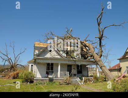 Grave tempesta Tornado - Mena, Ark. , 11 aprile 2009 Una casa cade vittima della forza di schiacciamento generata da un grande albero sradicato da un tornado del F3 che ha colpito la città di Mena nella tarda sera del 9 aprile. I danni sono stati causati in parecchie contee occidentali dell'Arkansas da cinque tornado documentati quella stessa notte. FEMA .. Fotografie relative a disastri e programmi, attività e funzionari di gestione delle emergenze Foto Stock