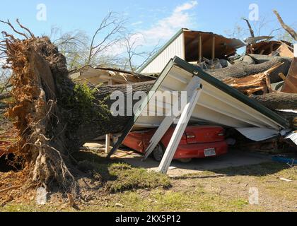 Grave tempesta Tornado - Mena, Ark. , 11 aprile 2009 niente rimane di una casa e di un'automobile distrutta dalla forza di schiacciamento di un grande albero sradicato da un tornado del F3 che ha spazzato la città di Mena la sera del 9 aprile. Danni diffusi sono stati causati dal passaggio di cinque tornado documentati che hanno colpito diverse contee dell'Arkansas occidentale quella notte. FEMA .. Fotografie relative a disastri e programmi, attività e funzionari di gestione delle emergenze Foto Stock