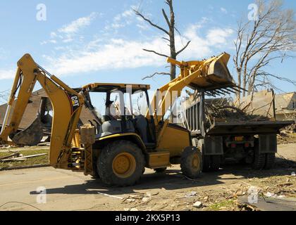 Grave tempesta Tornado - Mena, Ark. , 11 aprile 2009 Una città di retroescavatore di proprietà di Mena carica i detriti generati da un tornado di tarda sera F3 il 9 aprile nel letto di un camion di scarico che trasporterà il carico ad una discarica di città approvata. Diverse contee dell'Arkansas occidentale sono state colpite da cinque tornado documentati che hanno colpito l'area. FEMA .. Fotografie relative a disastri e programmi, attività e funzionari di gestione delle emergenze Foto Stock