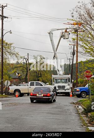 Grave tempesta Tornado - Mena, Ark. , 12 aprile 2009 linemen da una società elettrica che fornisce energia alla città di Mena intraprendere il compito di ristabilire i servizi elettrici alle case danneggiate da un tornado F3 che ha colpito la città la sera del 9 aprile. Diverse contee dell'Arkansas occidentale sono state colpite da cinque tornado documentati che hanno causato danni diffusi quel giovedì sera. FEMA .. Fotografie relative a disastri e programmi, attività e funzionari di gestione delle emergenze Foto Stock