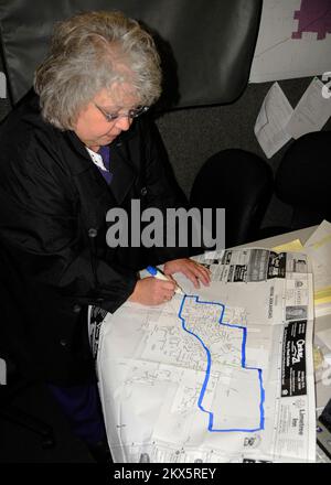 Grave tempesta Tornado - Mena, Ark. , 12 aprile 2009 la città di Mena Clerk/Treasurer Regina Walker traccia su una mappa della città l'area che è stata rastrellata da un tornado F3 la sera del 9 aprile. Diverse contee dell'Arkansas occidentale sono state colpite da cinque tornado documentati che hanno causato danni diffusi quel giovedì sera. FEMA .. Fotografie relative a disastri e programmi, attività e funzionari di gestione delle emergenze Foto Stock