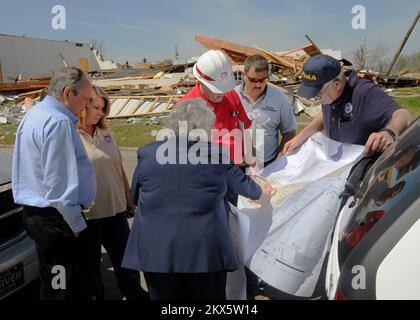 Grave tempesta Tornado - Mena, Ark. , 15 aprile 2009 Mena, Ark. 15 aprile 2009 - i membri di una squadra di valutazione preliminare dei danni di città/contea/stato/federale ascoltano attentamente come la città di impiegato/tesoriere di Mena (ritorno alla macchina fotografica) E il sindaco (a sinistra) passare sopra una mappatura dettagliata delle aree della città con danni e perdite causati da un tornado F3 la sera del 9th aprile. Cinque tornado documentati hanno colpito diverse contee dell'Arkansas occidentale quella notte. FEMA .. Fotografie relative a disastri e programmi, attività e funzionari di gestione delle emergenze Foto Stock