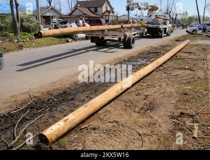 Grave tempesta Tornado - Mena, Ark. , 15 aprile 2009 Un equipaggio di utility distribuisce nuovi poli di potenza in tutta la città di Mena per sostituire centinaia danneggiate e distrutte da un tornado del F3 che ha colpito la città la sera del 9th aprile. Gravi danni all'impianto elettrico sono stati causati in diverse contee dell'Arkansas occidentale da una serie di cinque tornado che hanno spazzato la zona quella notte. FEMA .. Fotografie relative a disastri e programmi, attività e funzionari di gestione delle emergenze Foto Stock