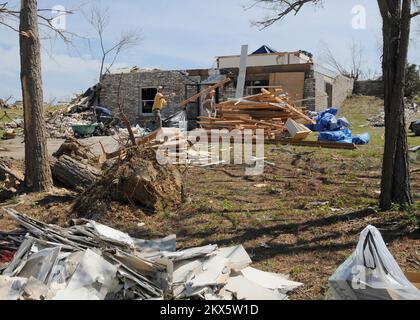 Grave tempesta Tornado - Mena, Ark. , 15 aprile 2009 volontari da un'organizzazione basata sulla fede intraprendono il compito di ripulire i detriti dalla casa di una donna anziana distrutta la sera del 9 aprile da un tornado del F3. Diverse contee dell'Arkansas occidentale sono state colpite da cinque tornado documentati che hanno causato danni diffusi quel giovedì sera. FEMA .. Fotografie relative a disastri e programmi, attività e funzionari di gestione delle emergenze Foto Stock