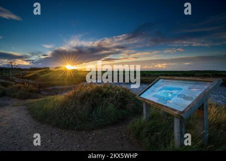 Thornham paludi e torrente al tramonto, Thornham, Norfolk, Inghilterra, Regno Unito Foto Stock