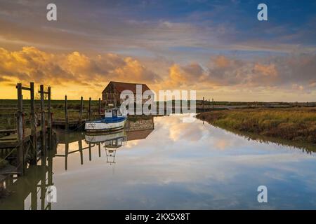 Thornham Old Harbour e Holme Dunes Nature Reserve al tramonto, Thornham, Norfolk, Inghilterra, Regno Unito Foto Stock