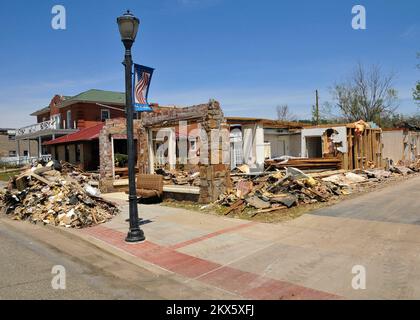 Grave tempesta Tornado - Mena, Ark. , 15 aprile 2009 Mena, Ark. 15 aprile 2009 - piccoli resti di un edificio commerciale, distrutto da un tornado del F3 che colpì la città la sera del 9 aprile, che un tempo si trovava a sinistra del municipio di Mena. Un certo numero di strutture commerciali sono state colpite dalla tempesta che ha attraversato la regione che Giovedi sera. FEMA .. Fotografie relative a disastri e programmi, attività e funzionari di gestione delle emergenze Foto Stock