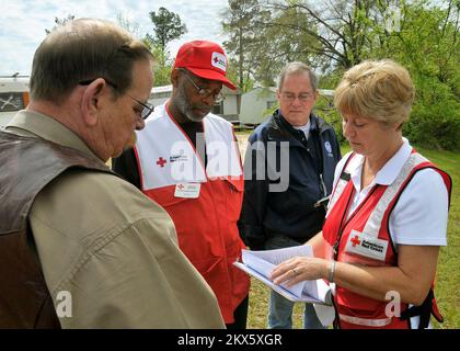 Grave Storm Tornado - De Queen, Arkr. , 16 aprile 2009 Linda Morgan (a destra) con la Croce Rossa americana (ARC) condivide le informazioni sui danni registrati causati in Sevier County da un tornado il 9th aprile con ira 'Mac' McDaniels, Sevier County Office of Emergency Management (a sinistra) come sua controparte Ken Smith e Federal Emergency Management Agency Public Assistance Officer Bill Brady ascoltare. Sono stati documentati i danni generosi causati da cinque tornado il 9th aprile in diverse contee dell'Arkansas occidentale. FEMA .. Fotografie relative alle catastrofi e ai programmi di gestione delle emergenze, Activitie Foto Stock