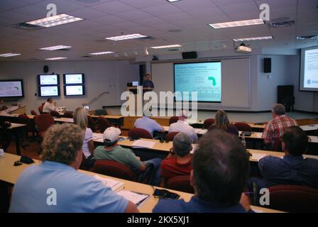 Uragano/tempesta tropicale - Gulfport, signorina , 17 aprile 2009 Un rappresentante dell'Agenzia di Gestione di emergenza del Mississippi insegna ai responsabili delle pianure alluvionali della comunità circa i certificati di elevazione. Gli esperti NFIP di FEMA e MEMA hanno collaborato per insegnare la classe. Jennifer Smits/FEMA.. Uragano Katrina del Mississippi. Fotografie relative a disastri e programmi, attività e funzionari di gestione delle emergenze Foto Stock