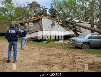 Grave Storm Tornado - De Queen, Arkr. , 16 aprile 2009 due funzionari della Federal Emergency Management Agency Prelimary Damage Assessment si avvicinano ad una delle più di 25 case mobili distrutte da un tornado al Gardner's Mobile Home Park a De Queen il 9 aprile. Una delle cinque tornado documentate nell'Arkansas occidentale colpì la contea di Sevier quella sera. FEMA .. Fotografie relative a disastri e programmi, attività e funzionari di gestione delle emergenze Foto Stock