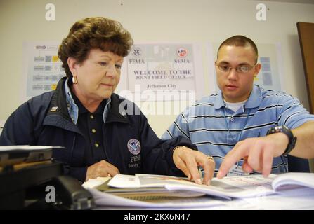 Alluvione grave tempesta Tornado - Jefferson City, Lu. , 30 giugno 2009 Sandy Sunde, capo della sezione di pianificazione per il Joint Field Office (JFO) per la Federal Emergency Management Agency (FEMA), dà a West Point Cadet Peter Rome una panoramica della sezione Pianificazione e dei rapporti necessari per la risposta alle catastrofi. Roma ha trascorso tre settimane a intervistare la FEMA visitando un JFO, vedendo in prima persona come la FEMA risponde ai disastri. Missouri gravi tempeste, tornado, e alluvioni. Fotografie relative a disastri e programmi, attività e funzionari di gestione delle emergenze Foto Stock