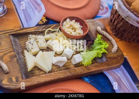 Formaggio per colazione turco. Dolci, verdure, verdi, olive, formaggi, uova fritte, spezie, marmellate, miele, tè in pentola di rame e bicchieri di tulipano, ampio Foto Stock