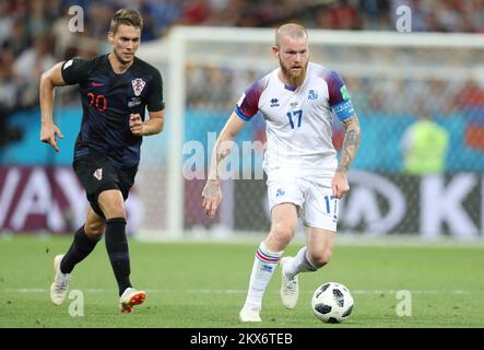 26.06.2018., Rostov-on-Don, Russia - Coppa del mondo 2018, Gruppo D, 3rd° turno, Islanda - Croazia. Marko Pjaca, Aron Gunnarsson. Foto: Igor Kralj/PIXSELL Foto Stock