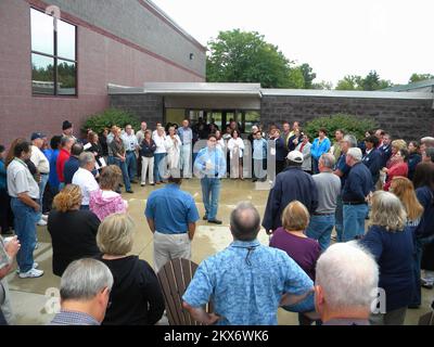 Grave Storm - Colonie, N. Y. , 12 settembre 2009 Colonie, NY, 11 settembre 2009 NY il Coordinatore federale Jaime E. Forero si rivolge al personale dell'Ufficio congiunto sul campo, a Colonie, New York, durante un incontro a mani libere. Una dichiarazione di disastro importante è stata firmata il 1 settembre 2009, dopo le tempeste torrenziali e le inondazioni hanno inondato le contee di Cattaraugus, Chautauqua ed Erie di New York all'inizio di agosto. Jacqueline Chandler/FEMA. New York gravi tempeste e inondazioni. Fotografie relative a disastri e programmi, attività e funzionari di gestione delle emergenze Foto Stock