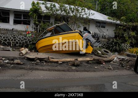 Terremoto tsunami - Pago Pago, Samoa Americane, 1 ottobre 2009 Pago Pago, Samoa Americane, 1 ottobre 2009 - Una barca che è stata spinta in terra dallo tsunami che ha colpito le Samoa Americane siede sul suo lato. Terremoto delle Samoa Americane, tsunami ed alluvioni. Fotografie relative a disastri e programmi, attività e funzionari di gestione delle emergenze Foto Stock
