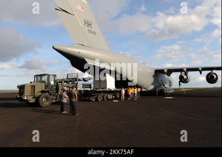 Terremoto tsunami - Pago Pago, Samoa Americane, 2 ottobre 2009 i generatori FEMA sono stati scaricati da un aereo da carico militare C-17. FEMA ha spedito generatori alle Samoa Americane per ripristinare l'alimentazione alle Samoa Americane. Terremoto delle Samoa Americane, tsunami ed alluvioni. Fotografie relative a disastri e programmi, attività e funzionari di gestione delle emergenze Foto Stock