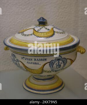 Tureen. 18th ° secolo. Ceramica. Da Talavera de la Reina (provincia di Toledo, Spagna). Appare il nome del proprietario: Juan Ramón Alcoba. Museo Sephardico. Toledo. Castiglia-la Mancha. Spagna. Foto Stock