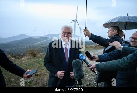 30 novembre 2022, Macedonia del Nord, Bogdanci: Il presidente tedesco Frank-Walter Steinmeier si rivolge ai rappresentanti dei media durante una visita alla centrale eolica di Bogdanci sotto la pioggia battente. La prima centrale eolica della Macedonia settentrionale al confine con la Grecia è stata finanziata dalla KfW Development Bank tedesca e collegata all'alimentazione nel marzo 2014. Il Presidente Steinmeier visita i paesi della Macedonia settentrionale e dell'Albania durante la sua gita di quattro giorni nei Balcani. Oltre alla situazione nella regione e all'impatto della guerra di aggressione russa in Ucraina, il viaggio si concentrerà sulla suppo della Germania Foto Stock